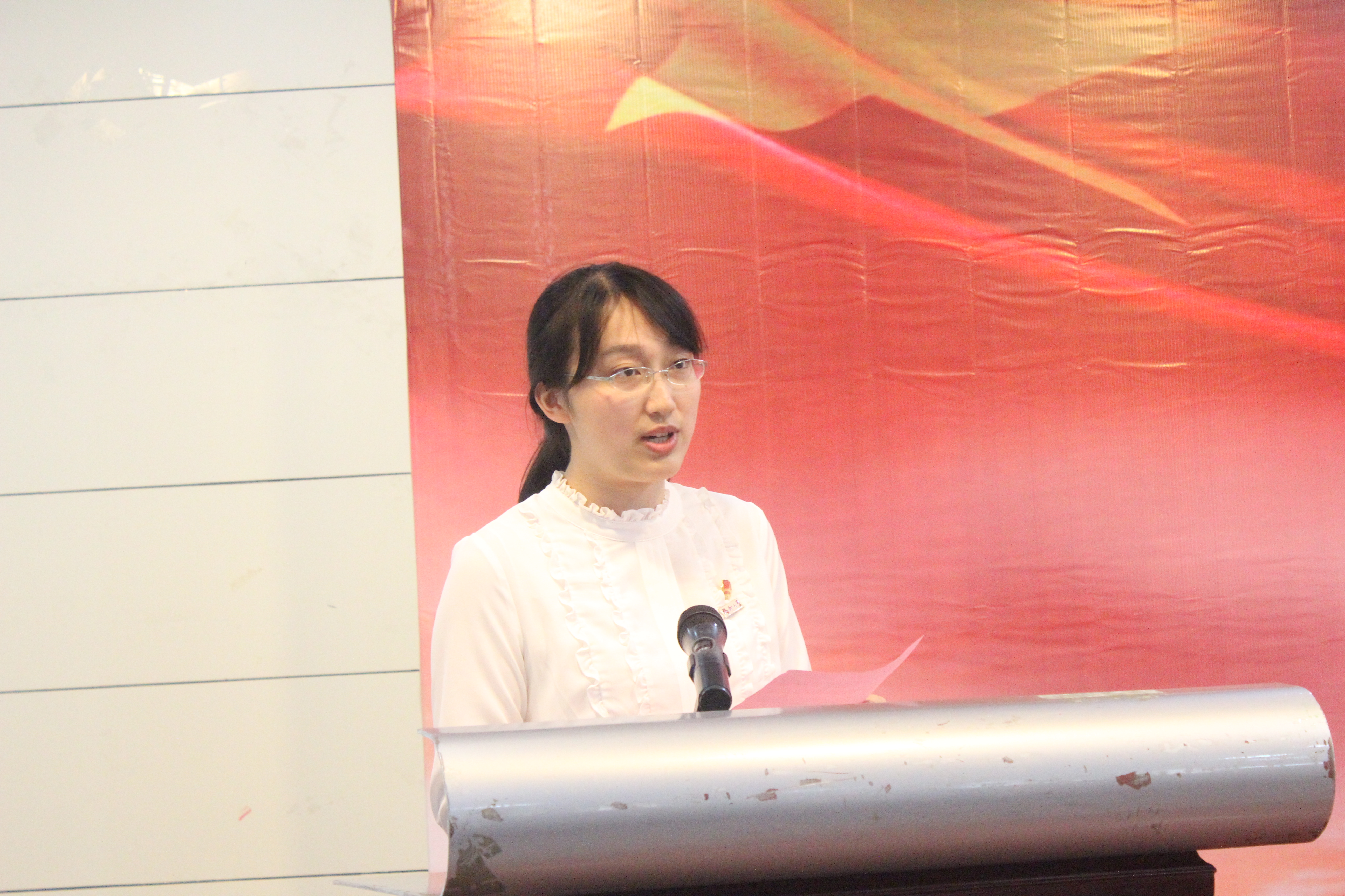 本科生代表李文岚上台发言 本科生代表李文岚上台发言
