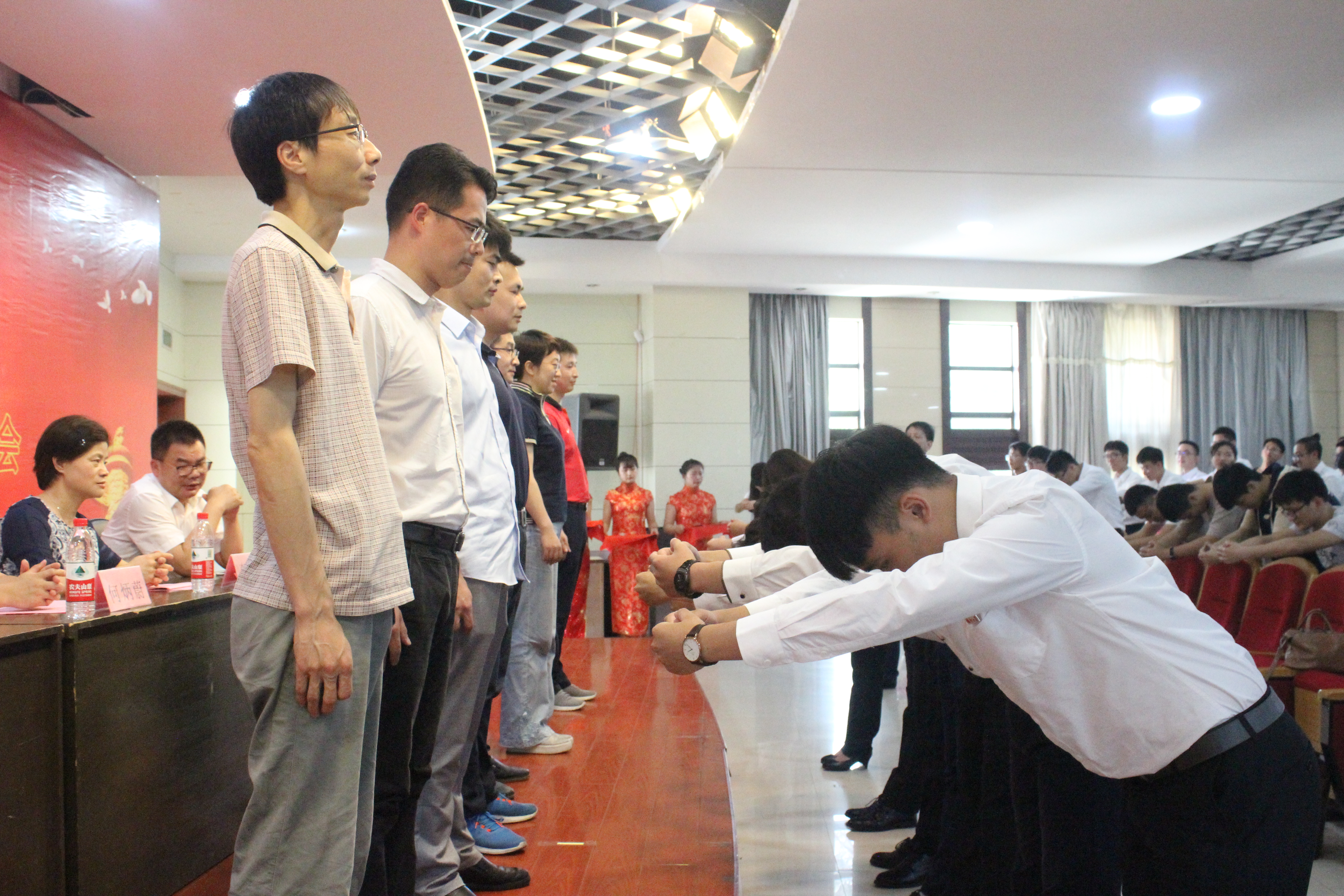 学生代表作谢师礼 学生代表作谢师礼